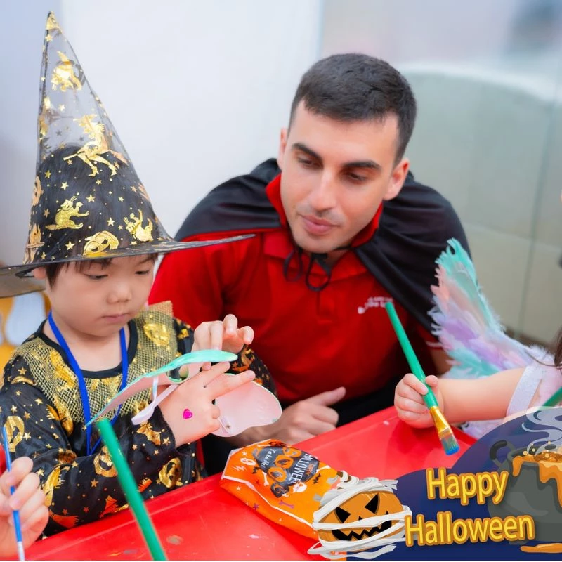 KHÔNG KHÍ SÔI ĐỘNG NGAY LÚC NÀY TẠI BỮA TIỆC HALLOWEEN