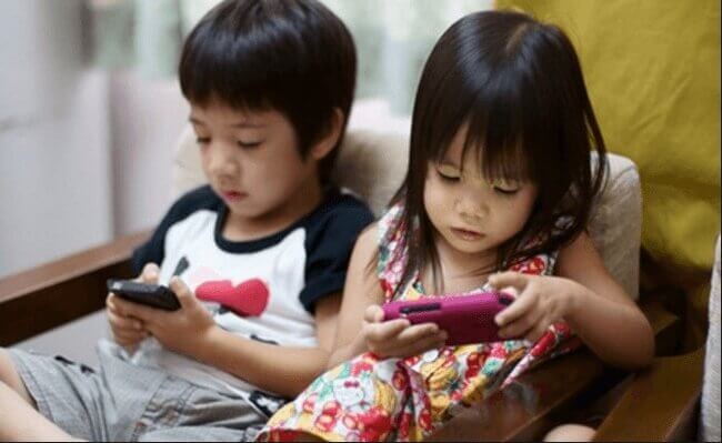 Trẻ nhỏ ngày nay được tiếp xúc với công nghệ và các thiết bị kết nối mạng từ rất sớm