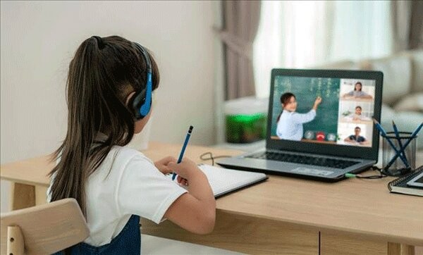 Trẻ không thể phát triển kỹ năng giao tiếp và tương tác khi phải học online quá lâu