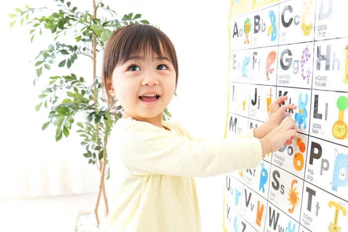 Học ngoại ngữ sớm cũng là một cách để tăng cường trí nhớ cho bé