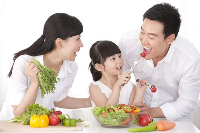 Bé học thói quen ăn uống lành mạnh từ bố mẹ mỗi ngày