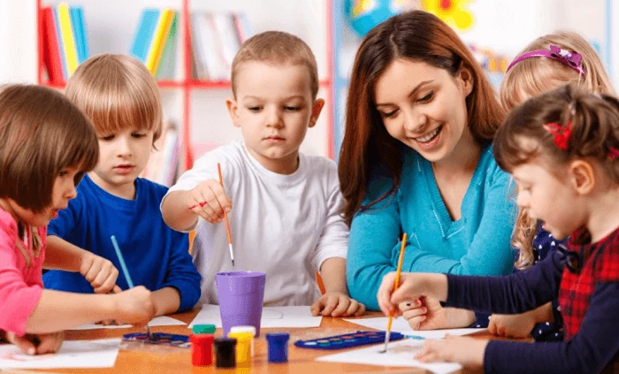 Nên chọn khóa học tiếng Anh cho bé ở trung tâm có chương trình học phù hợp với độ tuổi và trình độ của con