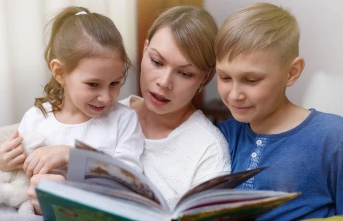 Nên cho con đọc sách hằng ngày để nâng cao kiến thức và vốn sống