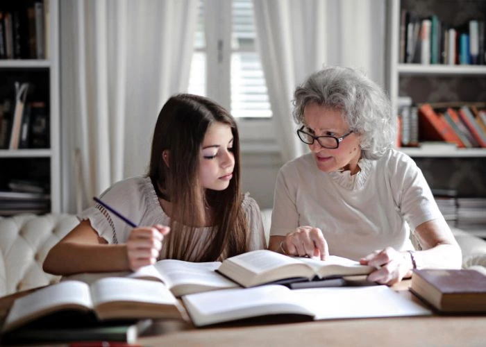 Ngoài những giờ học trên lớp, ba mẹ nên đồng hành để học cùng con ngay tại nhà