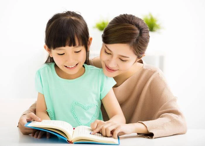 Bố mẹ có thể khuyến khích cũng như đọc tiếng Anh cùng con mỗi ngày