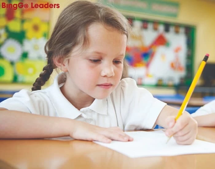 Dạy bé tập viết trước khi vào lớp 1 tạo nền tảng cơ bản để học tốt hơn