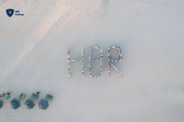 Các thành viên xếp hàng tạo thành chữ HBR tại bãi biển Nhật Lệ