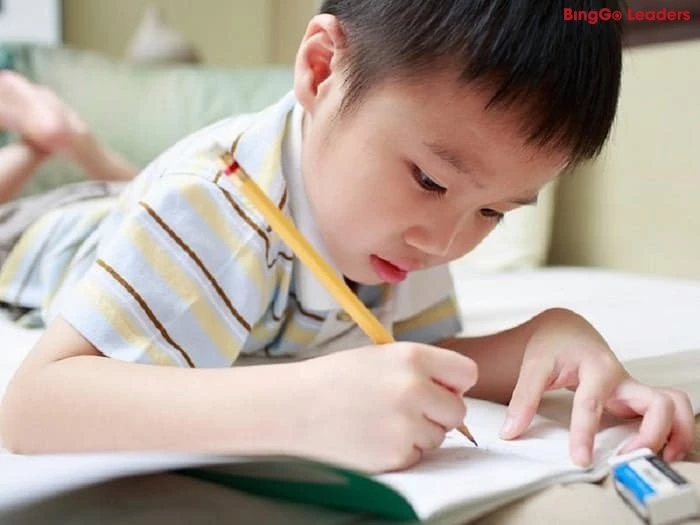 Ba mẹ hãy luôn động viên con để quá trình tập viết dễ dàng, thú vị hơn