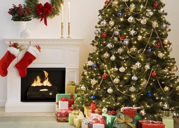 Trang trí cây thông Noel là hoạt động không thể thiếu mỗi dịp Giáng sinh