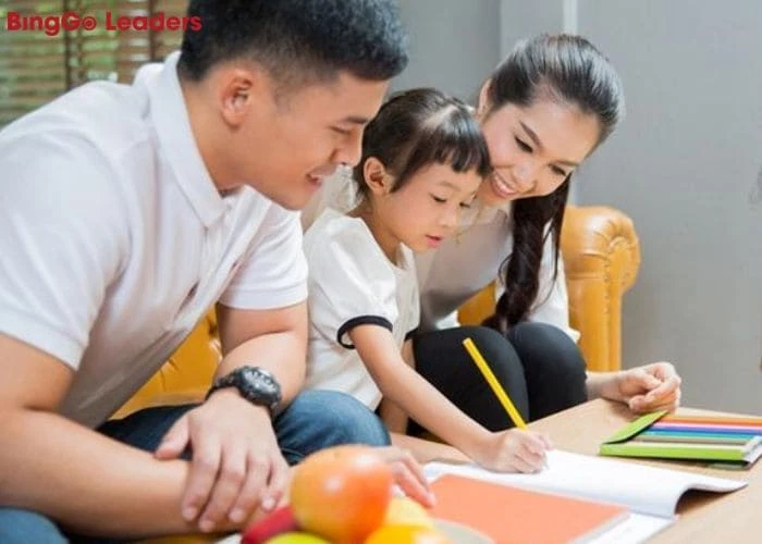 Bố mẹ có thể đồng hành cùng con trong mỗi giờ học ở nhà