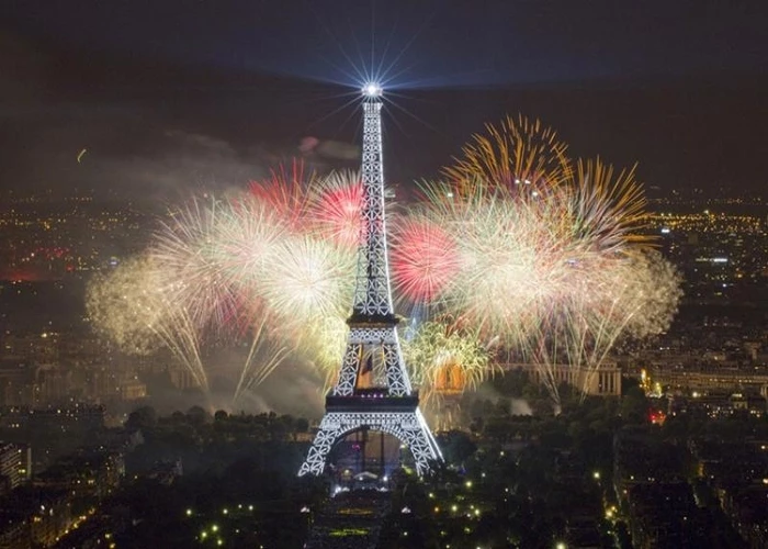 Hình ảnh tháp Eiffel trong đêm giao thừa