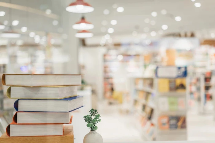 Ba mẹ nên chủ động đăng ký theo các điểm sách của thư viện trường, chọn mua tại chuỗi siêu thị, hệ thống nhà sách lớn nhé