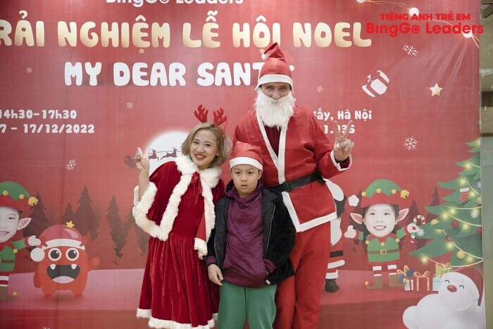 Các bé hào hứng trước sự góp mặt của bộ đôi ông và bà già Noel