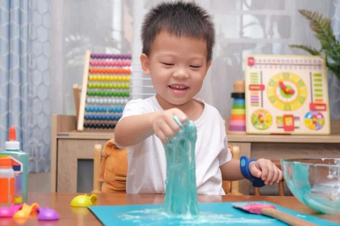 Sensory play có nhiều trò chơi để trẻ trực tiếp sờ, bóp, nặn… các nguyên, vật liệu thú vị. (Nguồn ảnh: Internet)