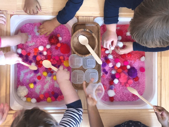 Ba mẹ có thể cho con chơi các trò Sensory Play đơn giản mà thú vị ngay tại nhà như nghịch cát cùng các đồ chơi nhiều màu sắc. (Nguồn ảnh: Internet)