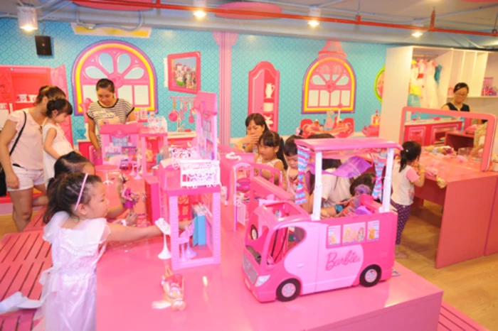 Khu vực Barbie Dream House nổi bật với màu hồng chủ đạo, cùng rất nhiều vật dụng dành cho các bé muốn “hóa thân” thành những cô công chúa xinh đẹp. (Nguồn ảnh: Internet)
