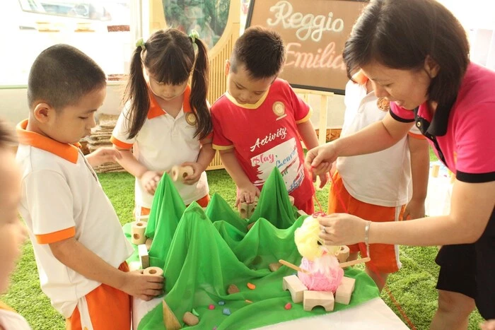 Phương pháp Reggio Emilia khơi dậy ở trẻ sự tò mò khám phá thế giới xung quanh. (Nguồn ảnh: Internet)