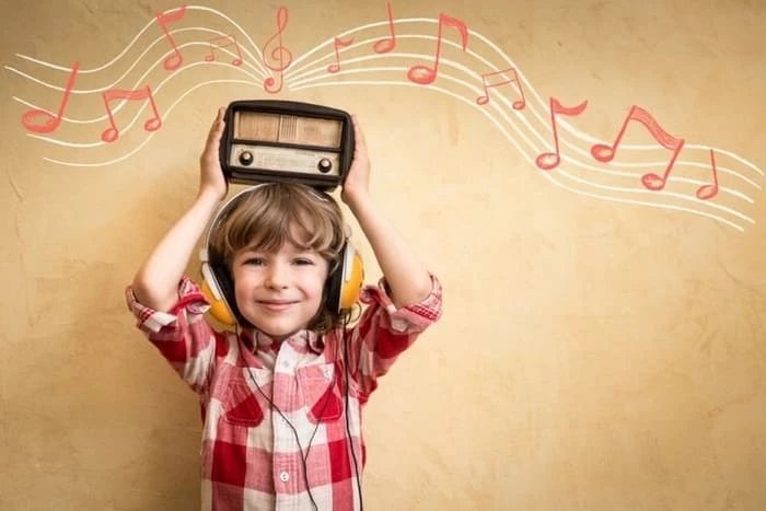 Trẻ cần được nghe từ một nguồn phát âm chuẩn bản xứ (Ảnh sưu tầm Internet)