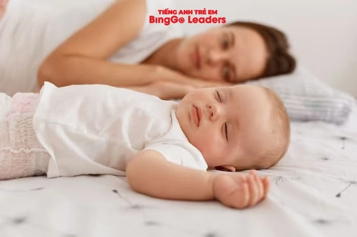 Đeo tất khi ngủ giúp ngăn ngừa tình trạng đổ mồ hôi và hạn chế các cơn nóng của bé