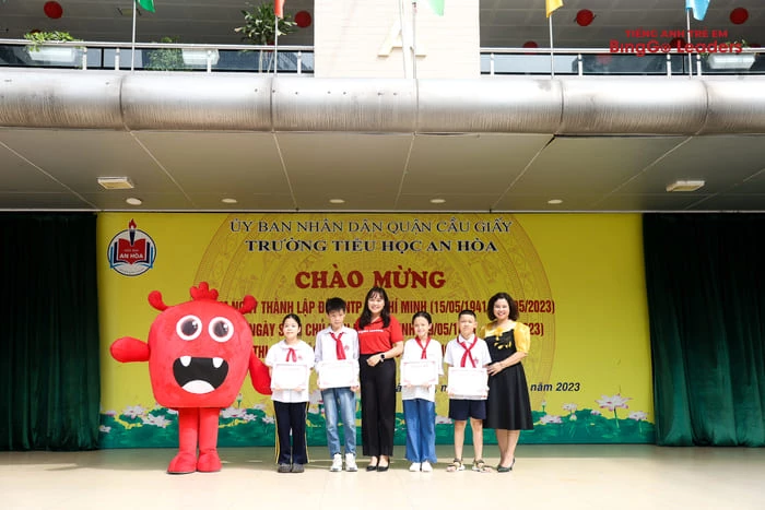 BingGo Leaders lần lượt trao học bổng cho các em có thành tích học tập xuất sắc