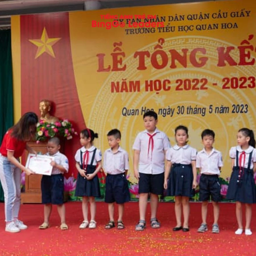 Trao học bổng cho học sinh trường tiểu học Quan Hoa
