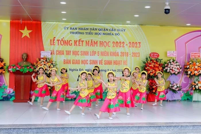 Học sinh trường tiểu học Nghĩa Đô biểu diễn văn nghệ