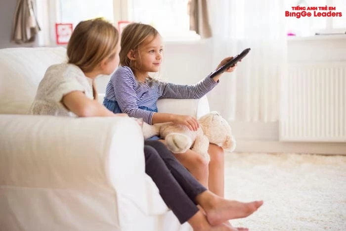 Nghiện xem tivi có thể khiến trẻ bị béo phì và các vấn đề về sức khỏe như tim mạch và não bộ