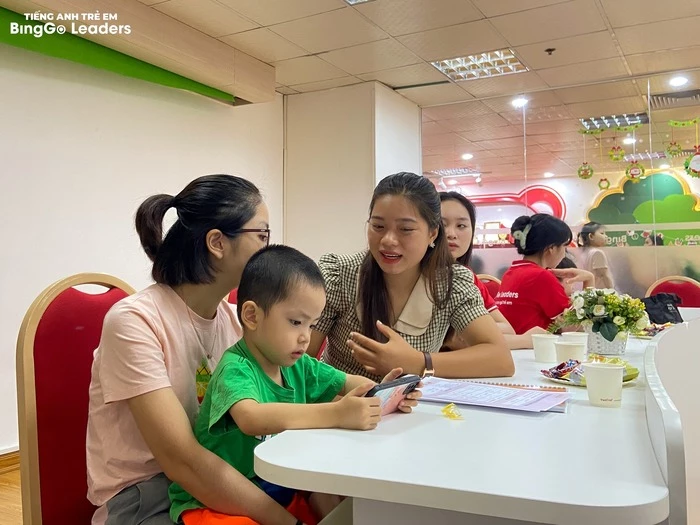 Chuyên gia sinh trắc có mặt tại BingGo Leaders để tiến hành kiểm tra vân tay cho các bé