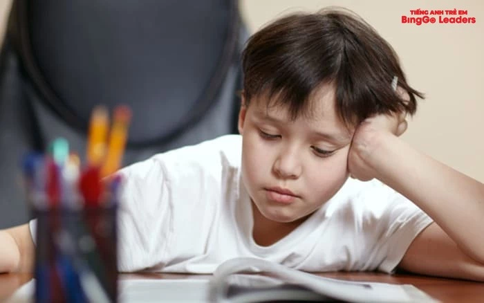 Trẻ không tập trung có thể do đang bị thiếu ngủ