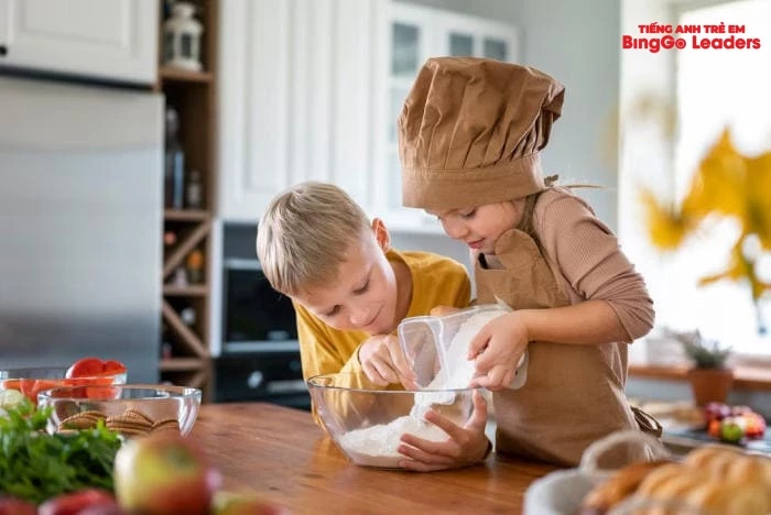 Tại sao nên dạy con nấu ăn đơn giản tại nhà?