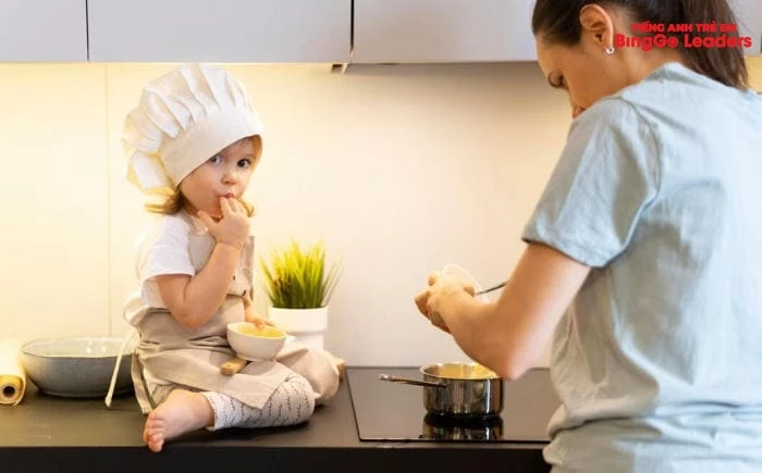 Trong quá trình dạy con nấu ăn tại nhà, ba mẹ cần chú ý an toàn
