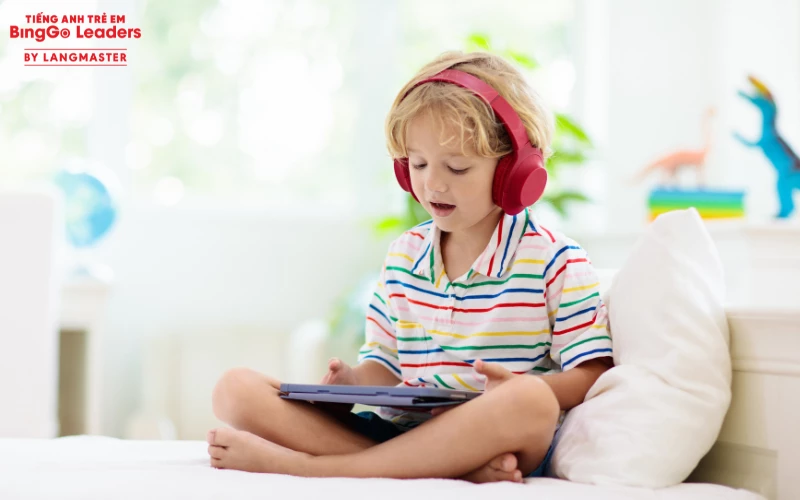 Ba mẹ có thể cùng con xem video hoặc nghe nhạc tiếng Anh 10-15 phút mỗi ngày