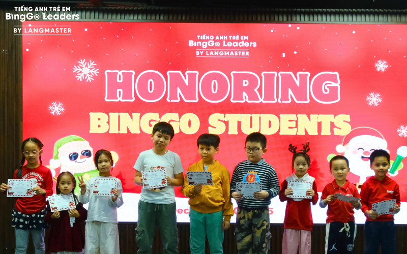 Mỗi bạn nhỏ đều được trao giấy chứng nhận sự nỗ lực và tiến bộ trong suốt chăng đường vừa ua\