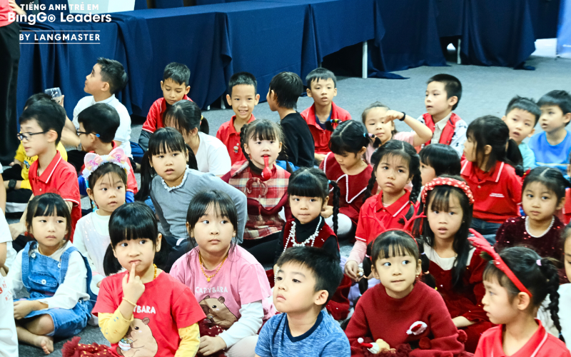 Các bạn nhỏ chăm chú lắng nghe câu hỏi của trò chơi giải đố