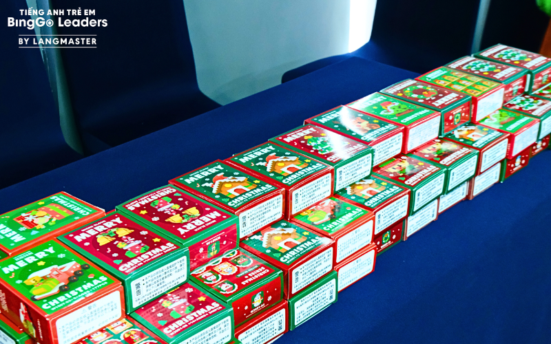 Những món quà Giáng sinh đã sẵn sàng trao cho các bạn nhỏ trong buổi tiệc cuối năm.