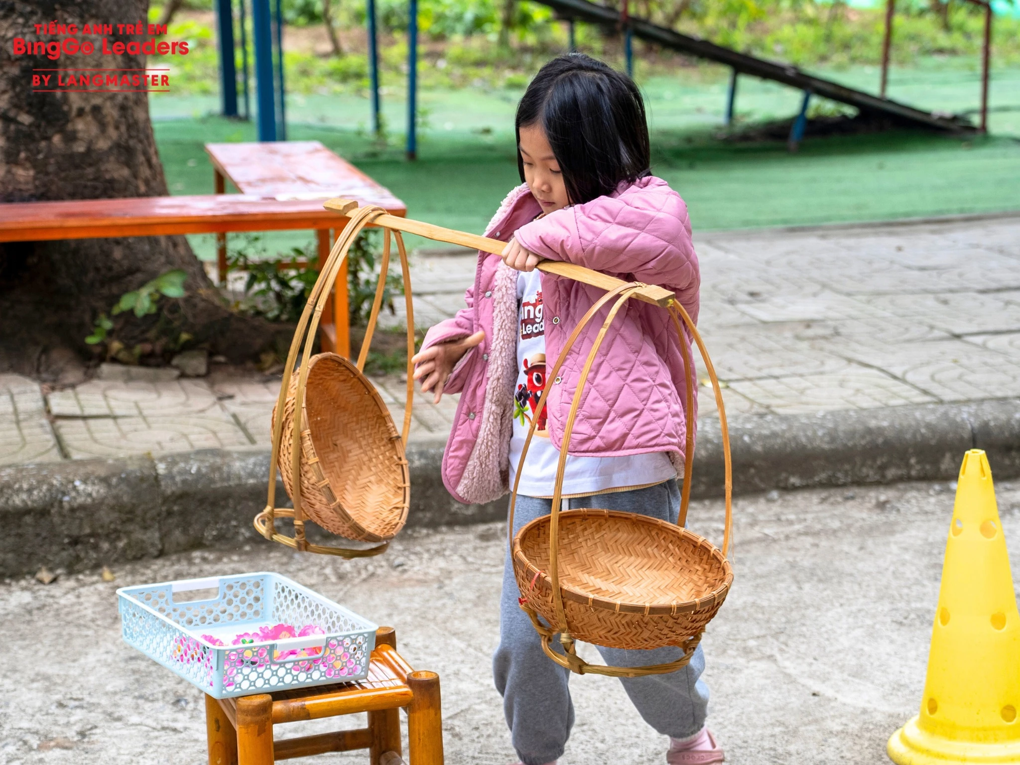 Bé hào hứng tham gia trò chơi dân gian