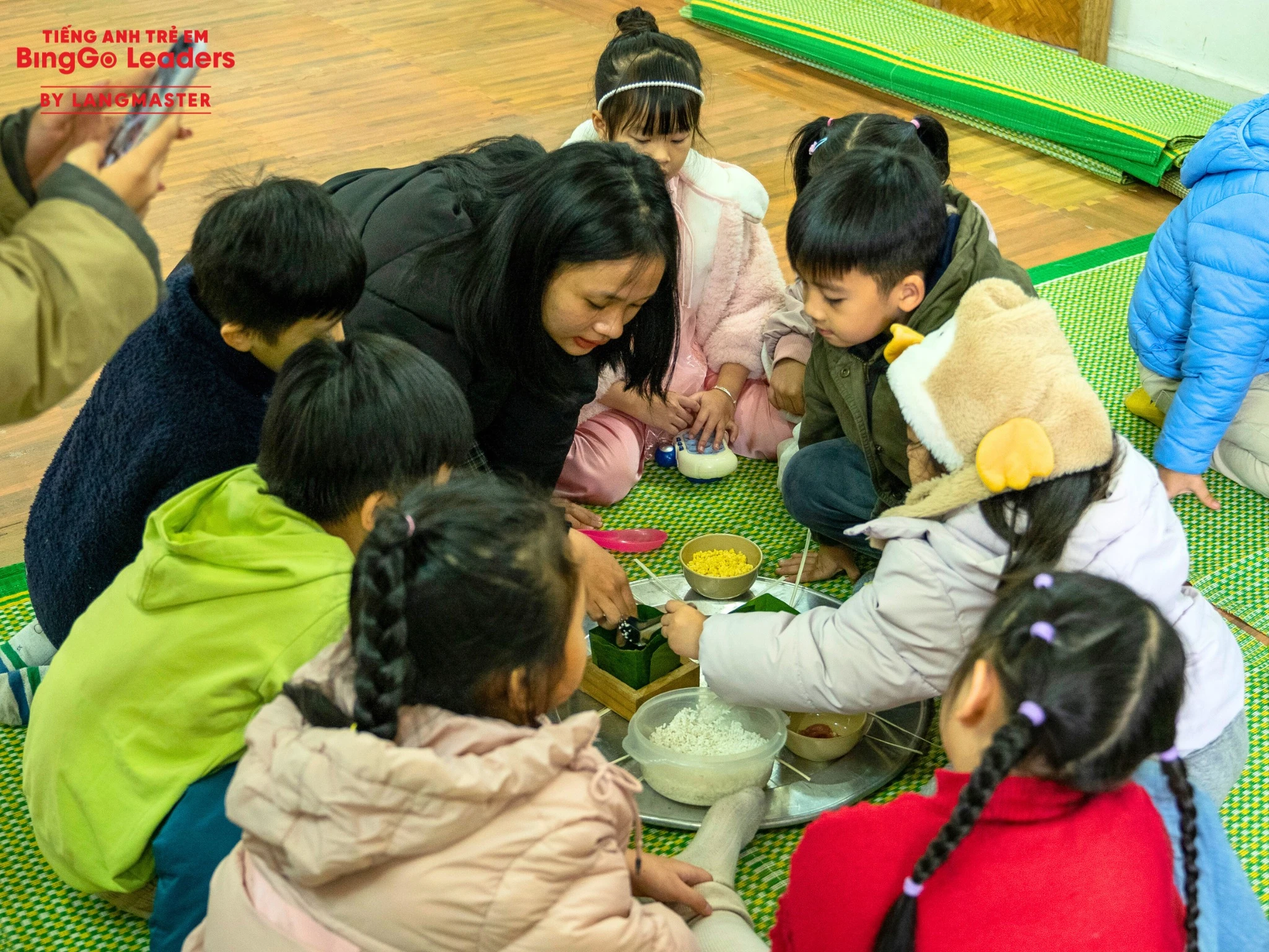 Các bé hào hứng gói bánh chưng