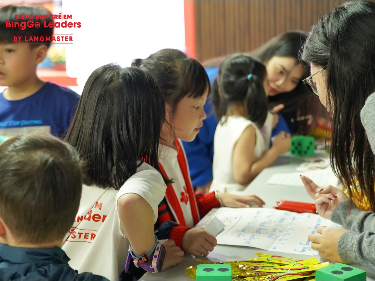 Các bé hào hứng tham gia phiên chợ Xuân