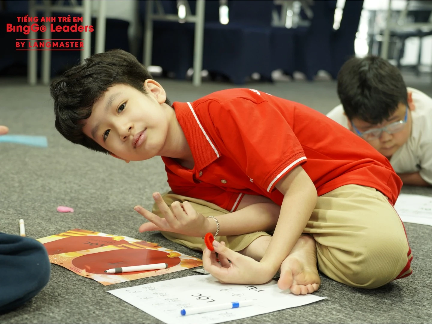 Các bạn nhỏ tự tay chắp bút tạo nên những đôi câu đối độc bản