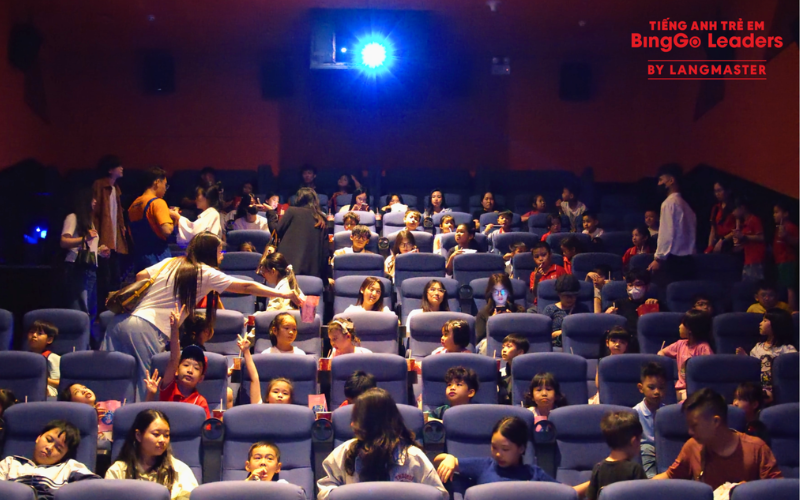 Các bé chăm chú theo dõi những thước phim sinh động, cùng nhau khám phá thế giới tự nhiên.