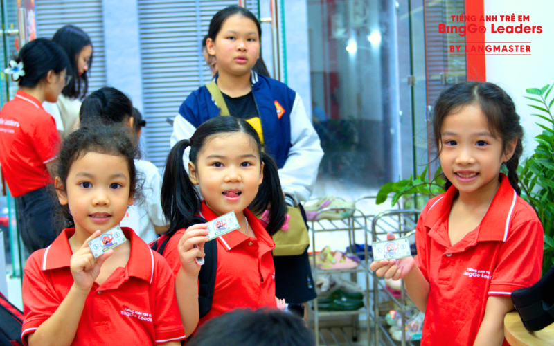 Các con xuất sắc giành được phần thưởng trong phần thi Eco-English Quiz