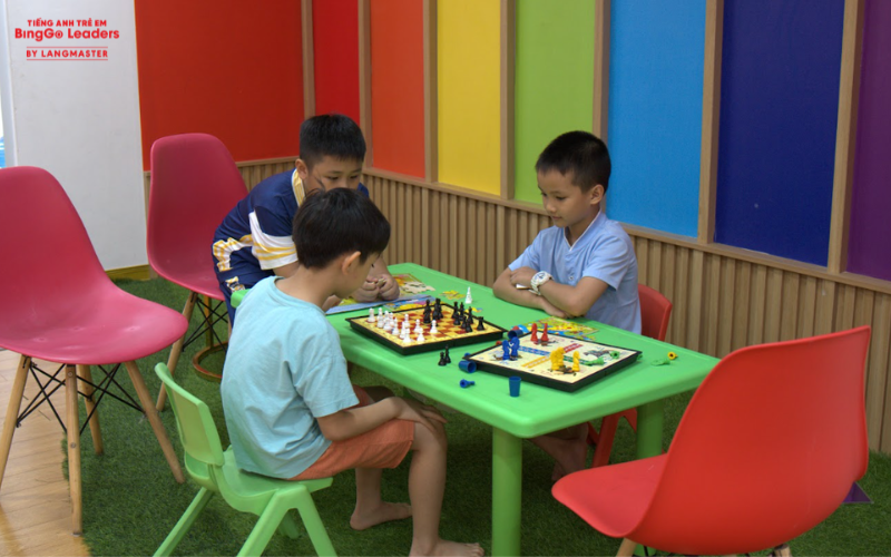 Khi những thủ lĩnh nhí cầm Quân trên bàn cơ trí tuệ (Ảnh: BingGo Leaders Summer Camp 2024)