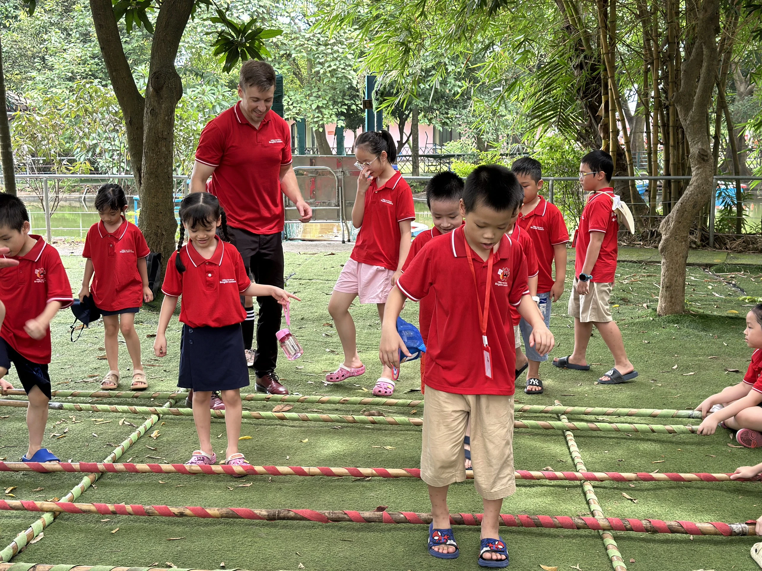 Những nụ cười rạng rỡ của các bé khi trải nghiệm trò chơi nhảy sạp truyền thống 