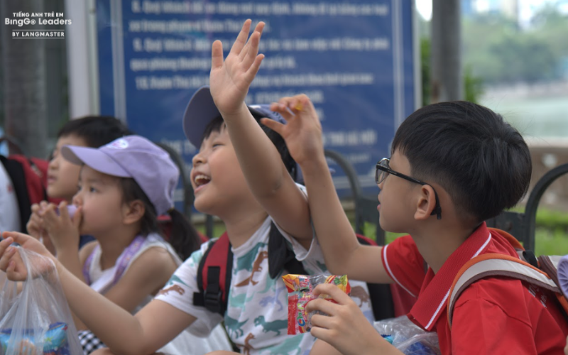 Các bé hào hứng khám phá các loài thú