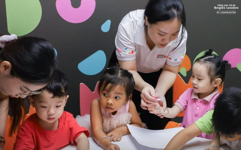 nên cho bé học tiếng Anh ở đâu